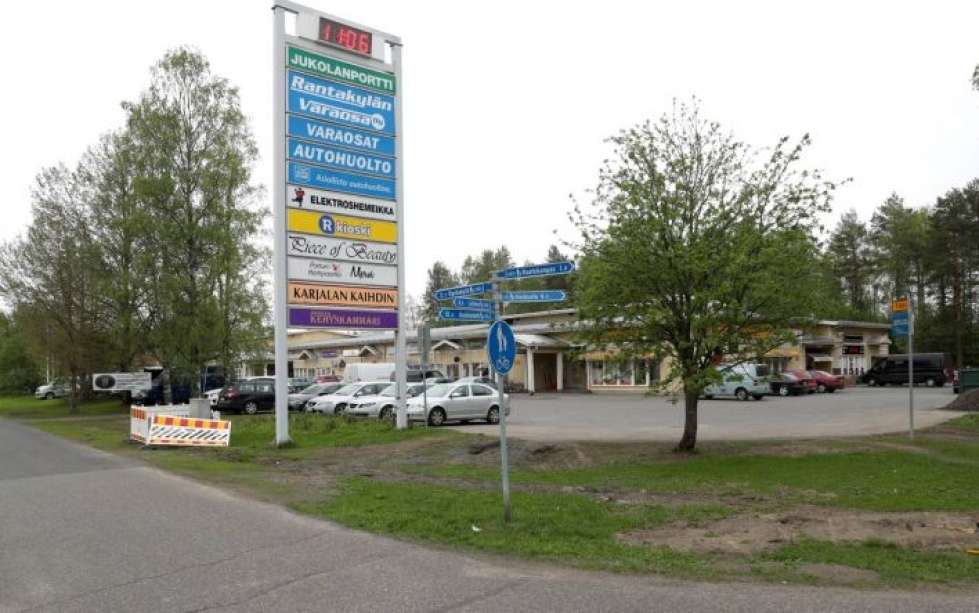 Jukolanportin liikekeskus avattiin vuonna 1987. Liikkeet ovat vuosien varrella vaihtuneet.