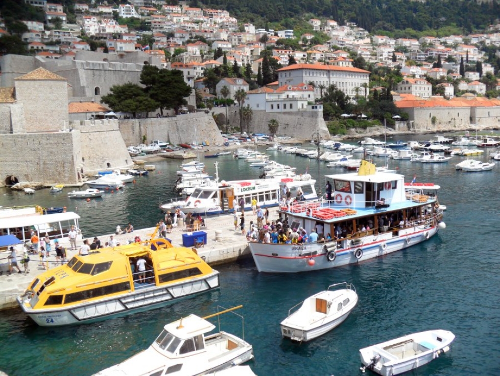 Lokrumin saari sijaitsee vain varttitunnin lauttamatkan päässä Dubrovnikista. Lokrumin satamassa lautta odottaa matkustajia.