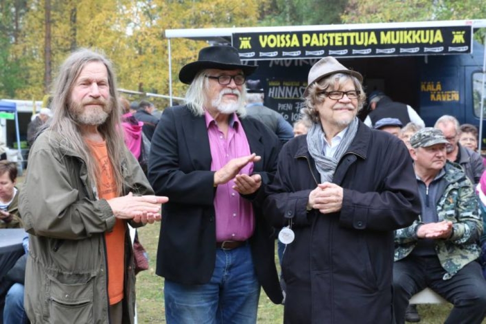 Lauri Sinkkonen, Heikki Turunen ja M.A. Numminen antoivat markkinoilla esiintyneelle Age-bändille aplodit.