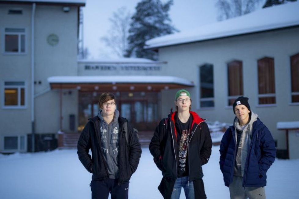 Miska Michelsson (vas.), Olli Laaka ja Joni Eräpalo opiskelevat Ruoveden lukion e-urheilulinjalla.