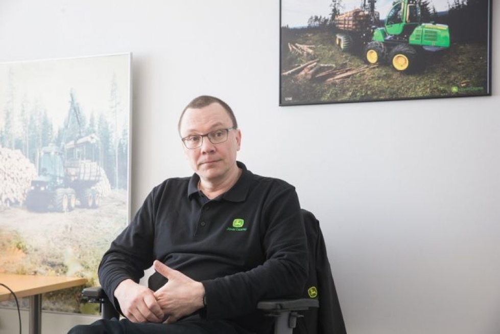 John Deeren metsäkoneliiketoiminnasta Euroopassa vastaava Timo Ylänen kertoo, että Joensuussa tuotantohenkilöstö lomautetaan, irtisanomisia ei ole tulossa.  Ylänen arkistokuvassa maaliskuussa 2016