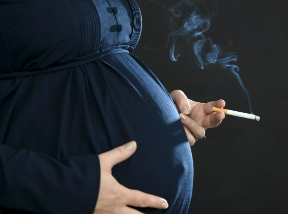 Maailmanlaajuisesti noin 53 prosenttia tupakoivista naisista jatkaa tupakointia raskauden aikana. LEHTIKUVA / MARKKU ULANDER