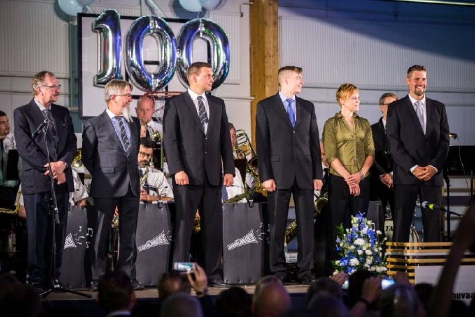 Tanhuvaaran 100-vuotisjuhlassa kunniagalleriaan päässeistä paikalla olivat vasemmalta Hannu Siitonen, Juha Hirvi, Aki Parviainen, Henri Häkkinen, Minna Nieminen sekä Antti Ruuskanen.