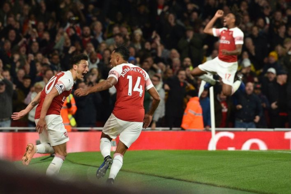 Mesut Özil ja Pierre-Emerick Aubameyang juhlivat maalia Arsenalin ja Leicesterin välisessä ottelussa.  LEHTIKUVA/AFP
