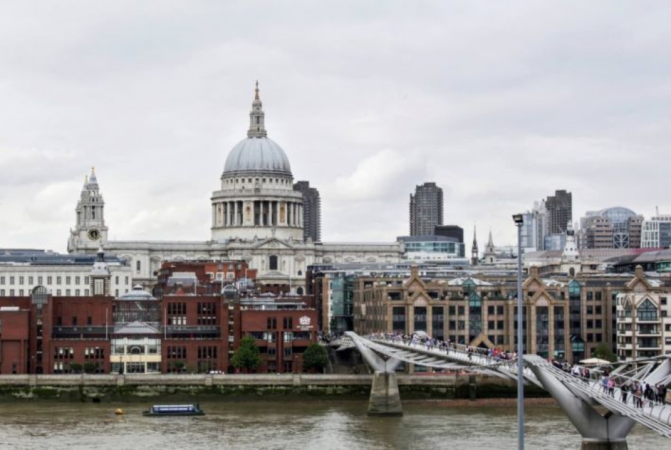 Lontoossa historialliset näkymät sekoittuvat elokuvista tuttuihin kohtauksiin. Kuvassa St Paulin katedraali ja Harry Potterista tuttu Millenium Bridge.