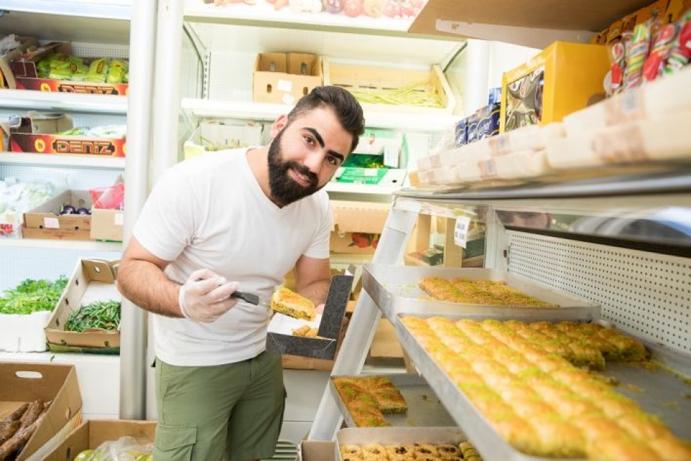Jana Market avasi ovensa viime huhtikuussa. Kauppias Noureddine Abbas esittelee suosittuja baklava-leivoksia.