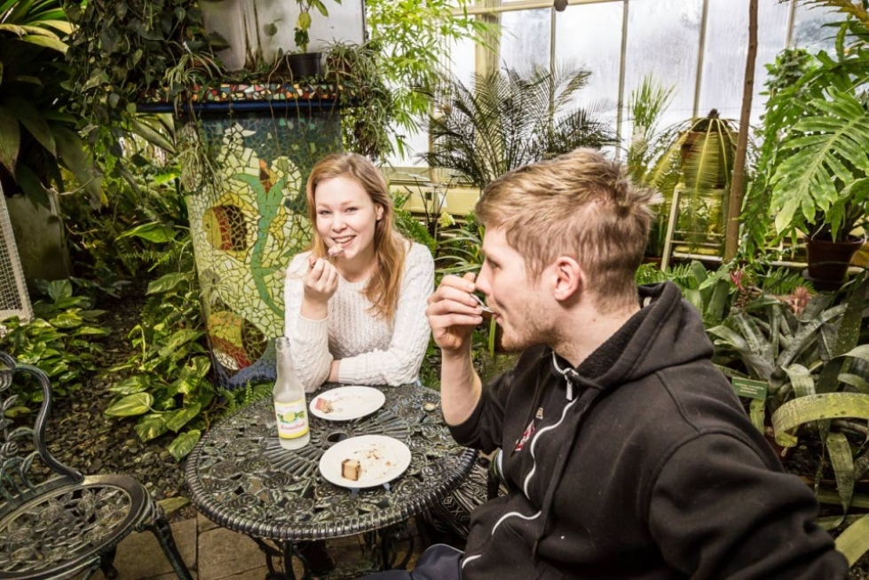 Emma Thitz ja Lauri Helenius nauttivat raakakakkua Botanian lämmössä.