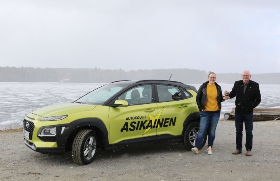 Seppo Asikainen myi perinteikkään perheyrityksen liiketoiminnan Iida Lukanderille. Autokoulun nimi säilyy ennallaan.