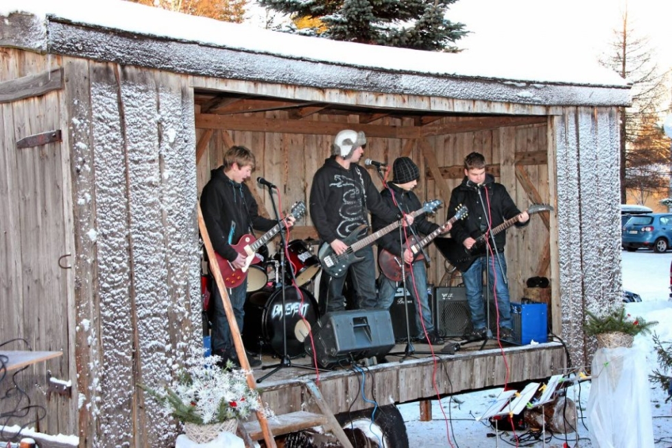 Kesälahtelais-kiteeläis-tohmajärveläinen Basement Badness - yhtye lämmitti toriyleisön korvia ja jalkoja.