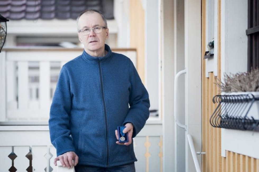 Hitsaaja Juha Lehikoinen sanoo työnantajan ehdottaman mitalin olevan mieluinen muisto pitkästä työurasta.
