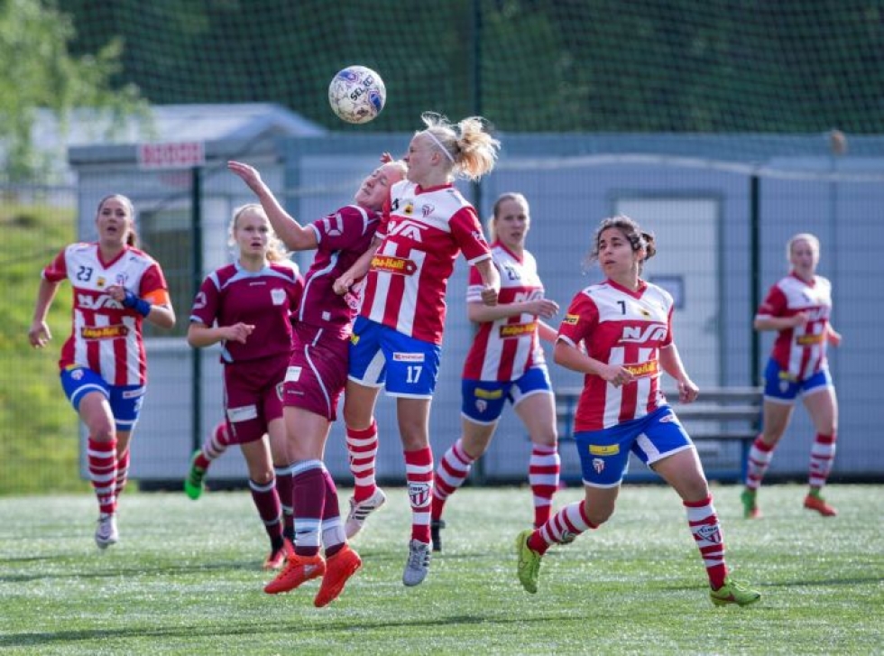 Tiia Tarsa tappeli pallosta GBK:n Alisa Jaakonahon kanssa kesäkuisessa cup-ottelussa.