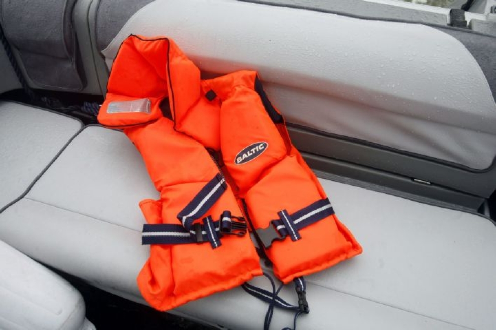 Osalla uponneen veden kyydissä olleista oli yllään pelastusliivi. Lehtikuva / Markku Ulander