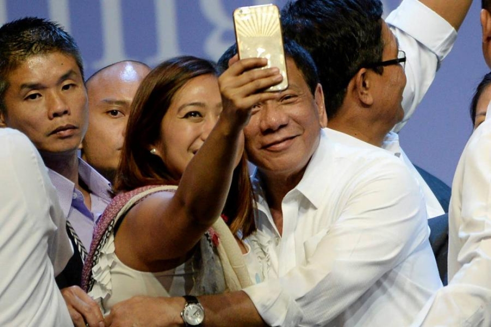 Filippiinien presidentti Rodrigo Duterte vieraili Singaporessa ja tapasi siellä asuvia filippiiniläisiä.