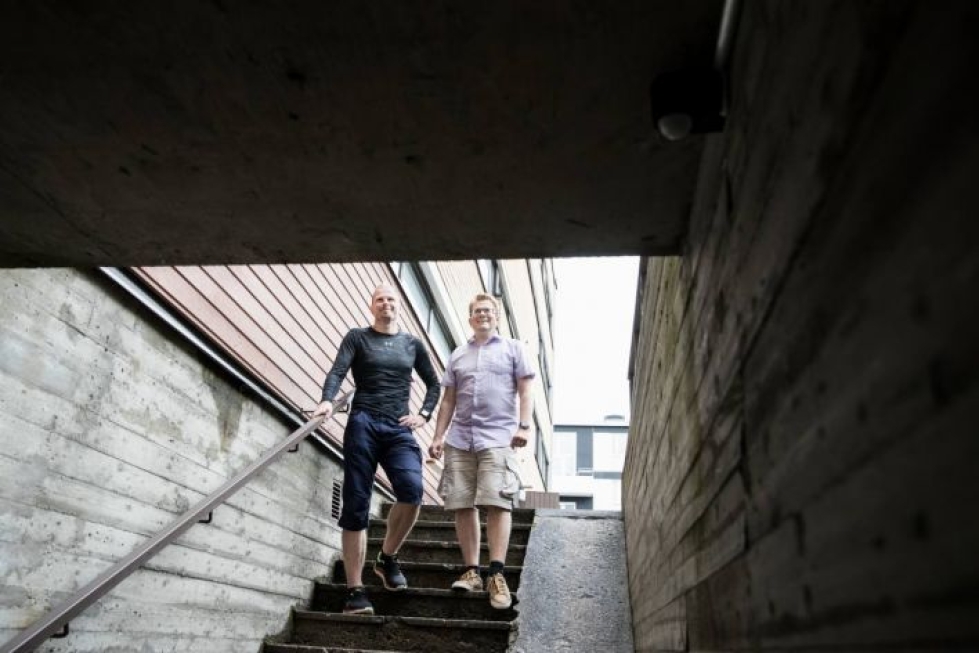 Olli Toivola (vas.) ja Tuomo Lehtinen ovat urheilijahankinnoissa liikkuneet monenlaisissa portaissa.