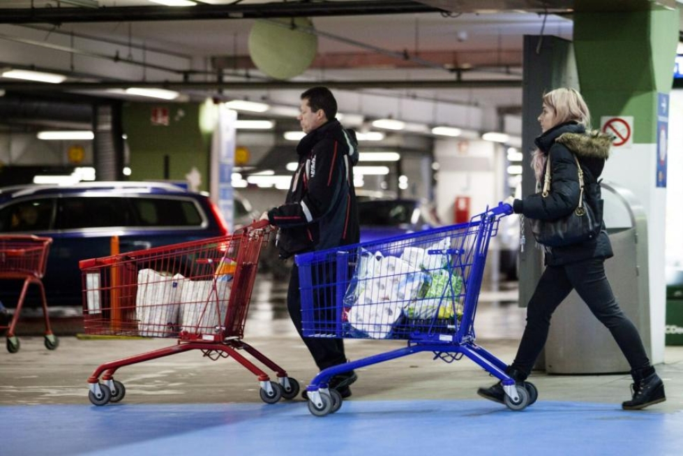 Kuluttajien odotukset omasta ja Suomen taloudesta paranivat hieman syyskuusta. LEHTIKUVA / Seppo Samuli