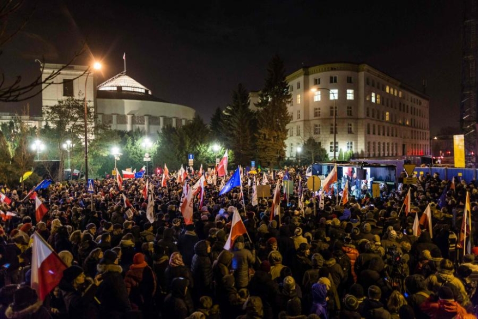 Puolan Varsovassa ihmiset osoittivat mieltään hallitusta vastaan. LEHTIKUVA/AFP