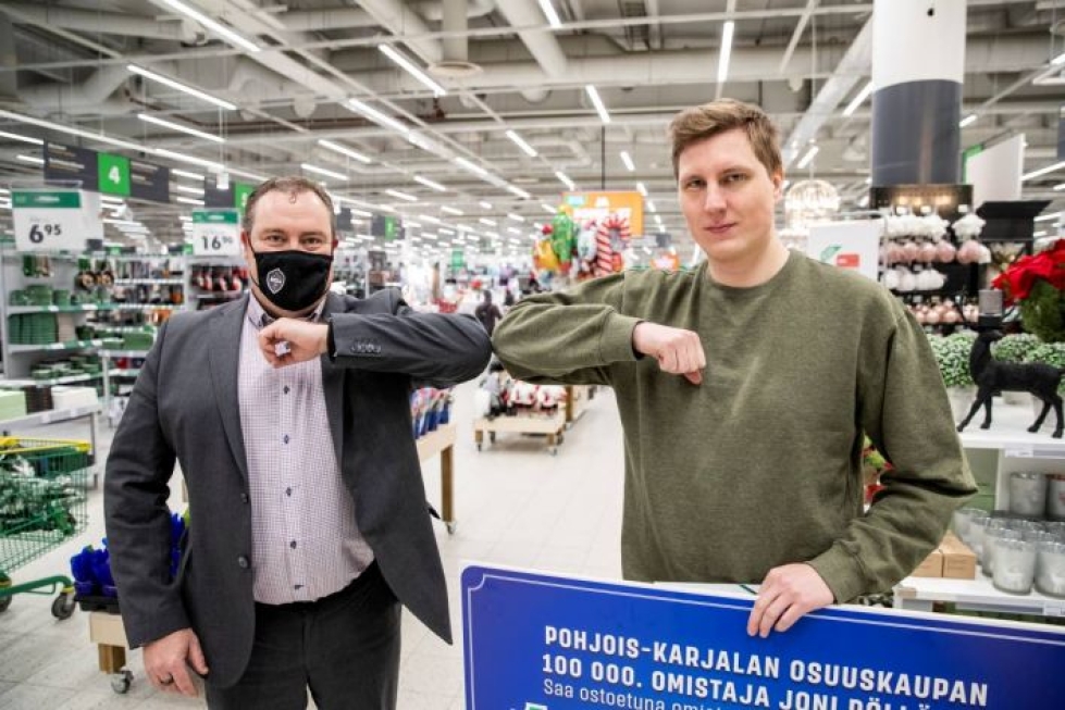 Joni Pöllänen ei kadu liittymistään PKO:n asiakasomistajaksi ja toimitusjohtaja Juha Kivelä (vas.) oli valmis syventämäänkin yhteistyötä uuden osuuskauppalaisen kanssa.