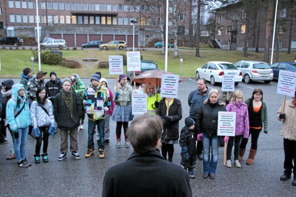 Nurmeksen kaupunginjohtaja Asko Saatsi kuunteli mielenosoituskulkueen viestiä kaupungintalon portailla.