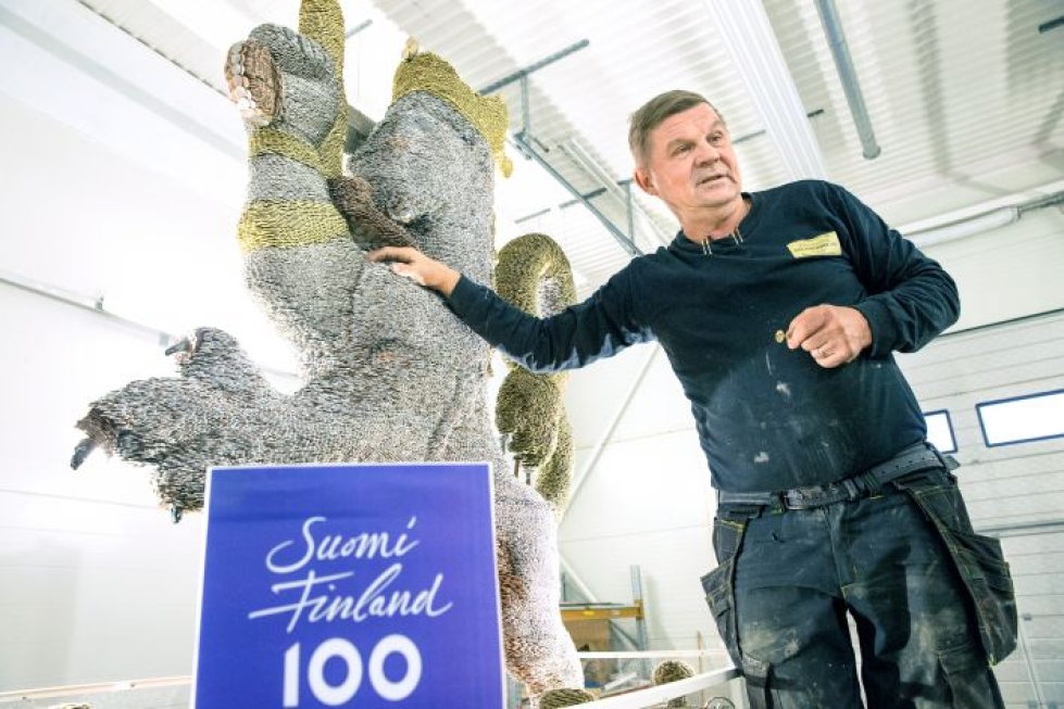 Timo Ruotsalainen esitteli tekemäänsä kolikkoleijonaa marraskuussa 2017.