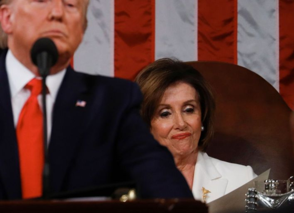Trumpin takana istunut edustajainhuoneen puhemies, demokraatti Nancy Pelosi repi presidentin puheen jälkeen kahtia puhepaperit, jotka oli saanut eteensä. LEHTIKUVA / AFP