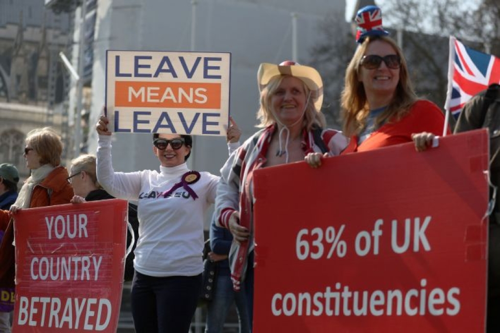 Brexitin kannattajia kokoontui tänään Britannian parlamentin edustalle. LEHTIKUVA/AFP