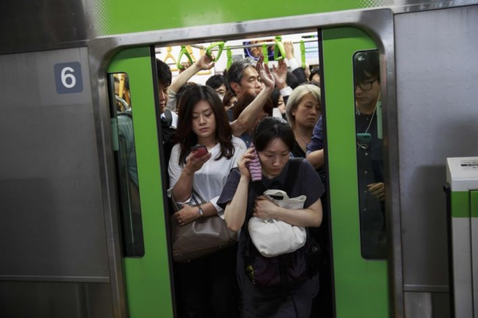 Asiantuntijat odottavat Tokion alueen juniin olympialaisten aikana kymmenen prosenttia enemmän matkustajia kuin yleensä kesäaikaan. LEHTIKUVA/AFP