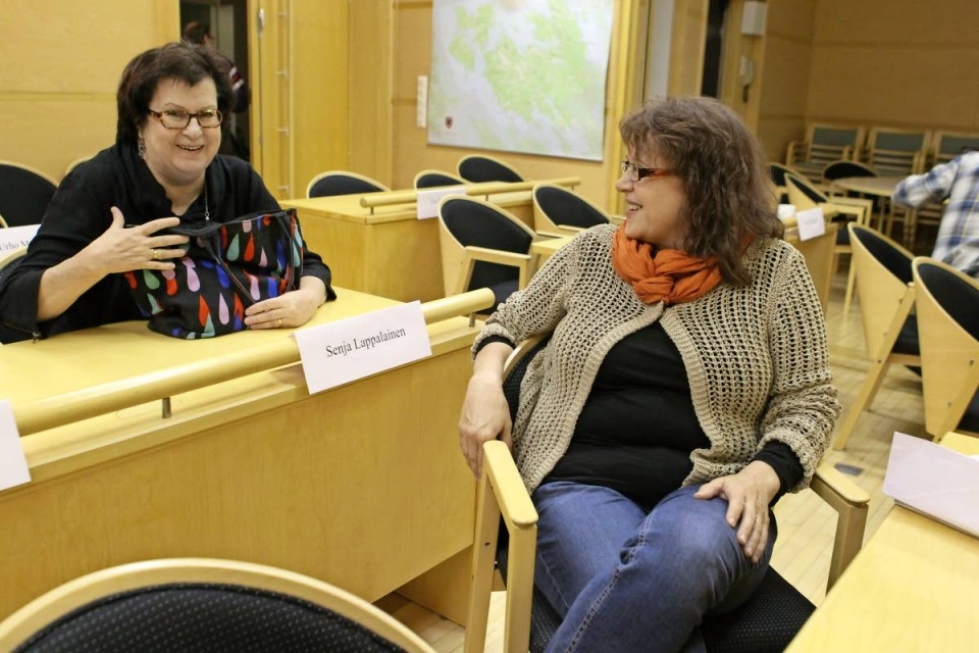 Senja Lappalainen (vas.) esitti kunnanhallituksessa kuntajakoselvityksen tekemistä. Irja Ihalainen pitää kunnan taloussuunnitelmaa liian optimistisena.