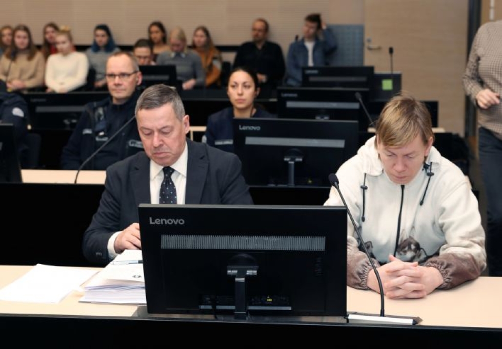 Aki Pöllänen (oik.) tuomittiin törkeästä vahingoteosta kahden vuoden ja kahdeksan kuukauden vankeusrangaistukseen.