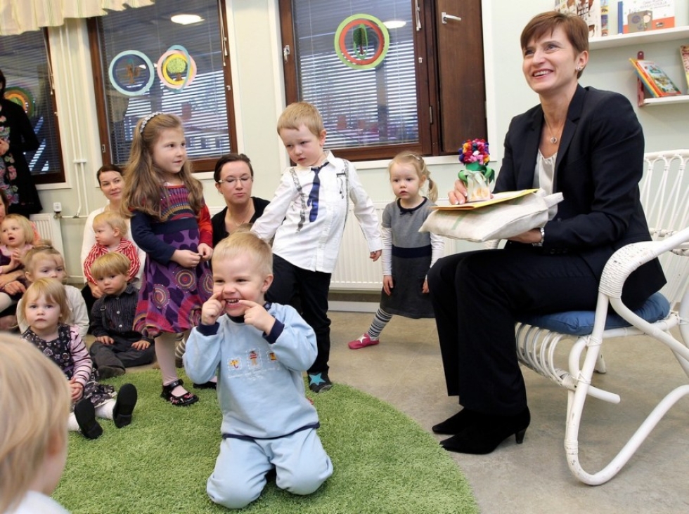 Peruspalveluministerui Susanna Huovinen osallistui Lautasuon uuden päiväkodin vihkiäisiin Liperissa laulamalla ja jumppaamalla yhdessä lasten kanssa. 