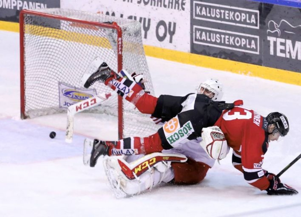 Janne Väyrysellä oli helppo työ viimeistellä voittomaaliksi jäänyt 4-3-osuma vieraiden maalivahdin Eetu Mäkiniemen seikkailun seurauksena.