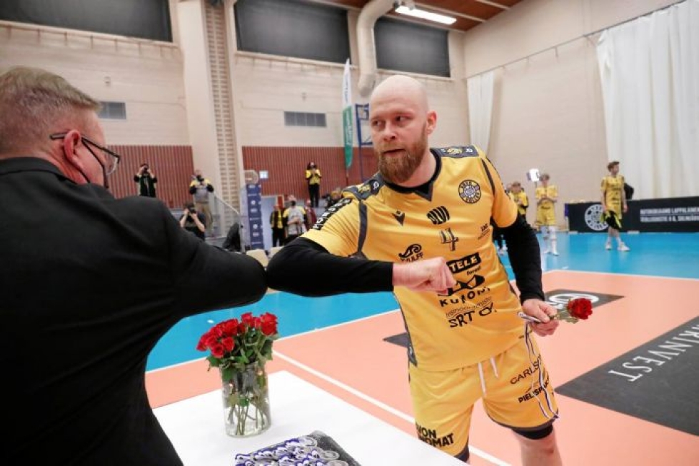 Savo Volleyn kapteeni Antti Siltala haki lentopalloliiton varapuheenjohtaja Antero Asikaiselta hopeamitalin, vaikka periaatteessa miehen ei olisi pitänyt pelata koko ottelussa kivuliaan niskavammansa vuoksi.