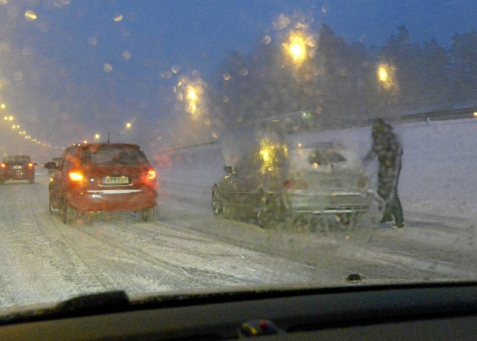 Lumimyräkkä vaikeutti muun muassa Länsiväylän liikennettä tänä aamuna.