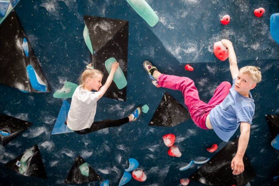 11-vuotiaat Tilda Kosonen ja Aksel Lukin ovat aktiivisia kiipeilijöitä.