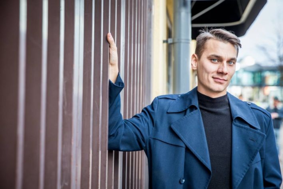 Konsta Laakso opiskelee Tampereella näyttelijäksi. Lapsena hän oli mukana kesäteatterissa, ensin ilman roolia ja myöhemmin rooleissa.