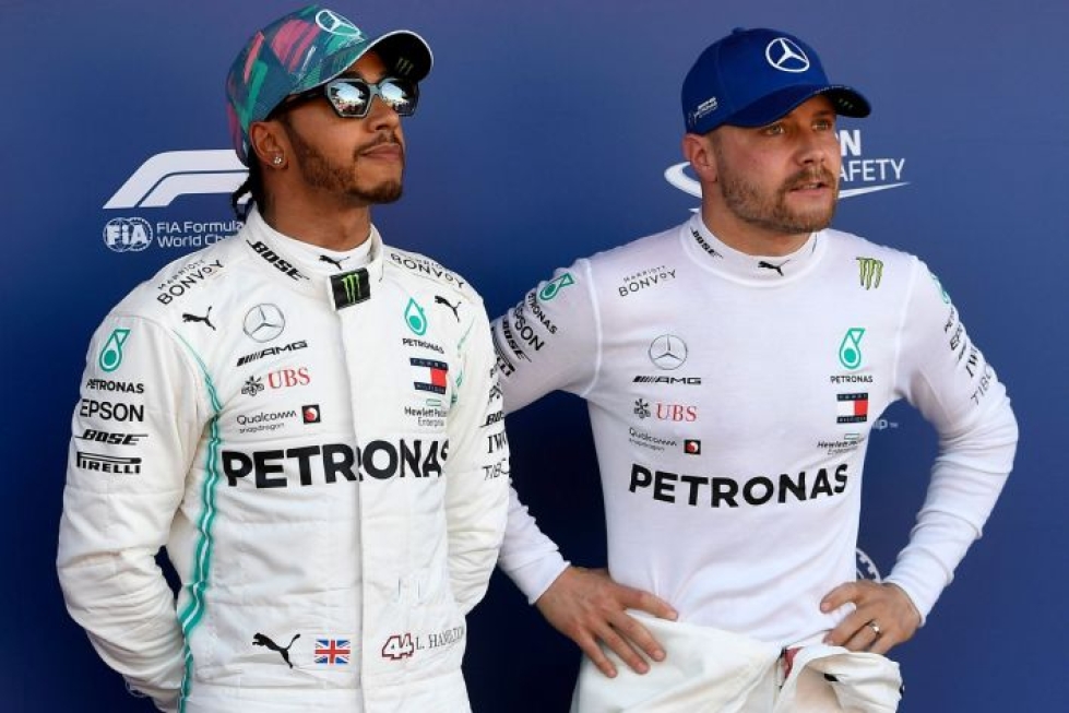Mercedes tiedotti maanantaina verkkosivuillaan, että Valtteri Bottas ja Lewis Hamilton kurvailevat mustilla autoilla viestiäkseen rasismin ja syrjinnän vastustamisesta. LEHTIKUVA / AFP