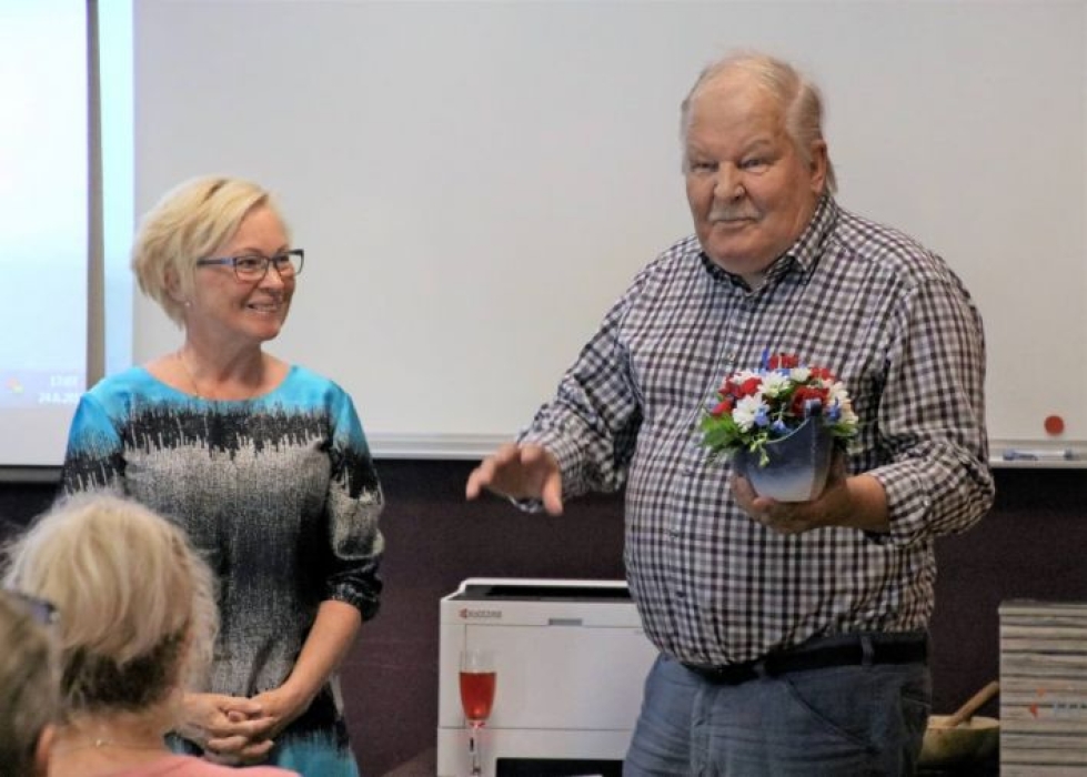 Kiteen valtuuston puheenjohtaja Sinikka Musikka onnitteli 75 vuotta täyttänyttä Kari Sutista.