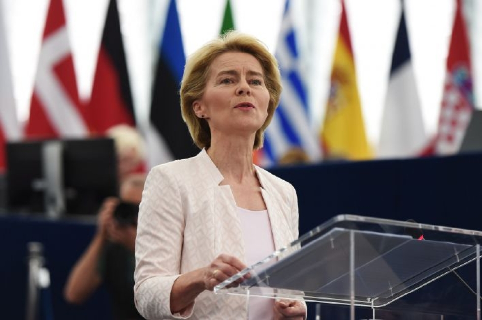 Mepit grillasivat komission puheenjohtajaehdokas Ursula von der Leyeniä aamupäivällä nelisen tuntia. LEHTIKUVA/AFP