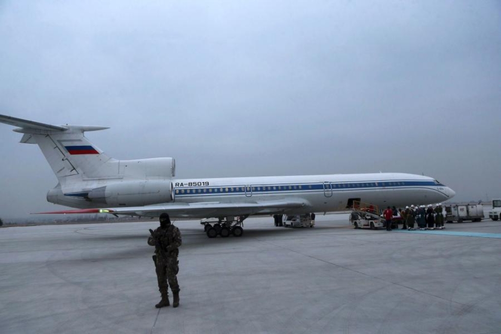 Suurlähettiläs Andrei Karlovin arkku siirrettiin Moskovaan lähteneeseen lentokoneeseen eilen. Lehtikuva/AFP