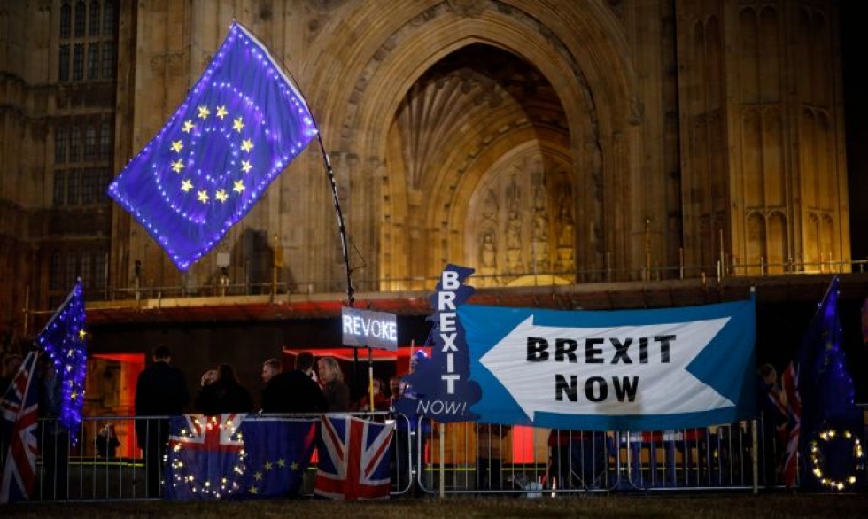 Brexitiä vastustavia ja puolustavia bannereita Lontoossa Britannian parlamentilla 9. syyskuuta. LEHTIKUVA / AFP