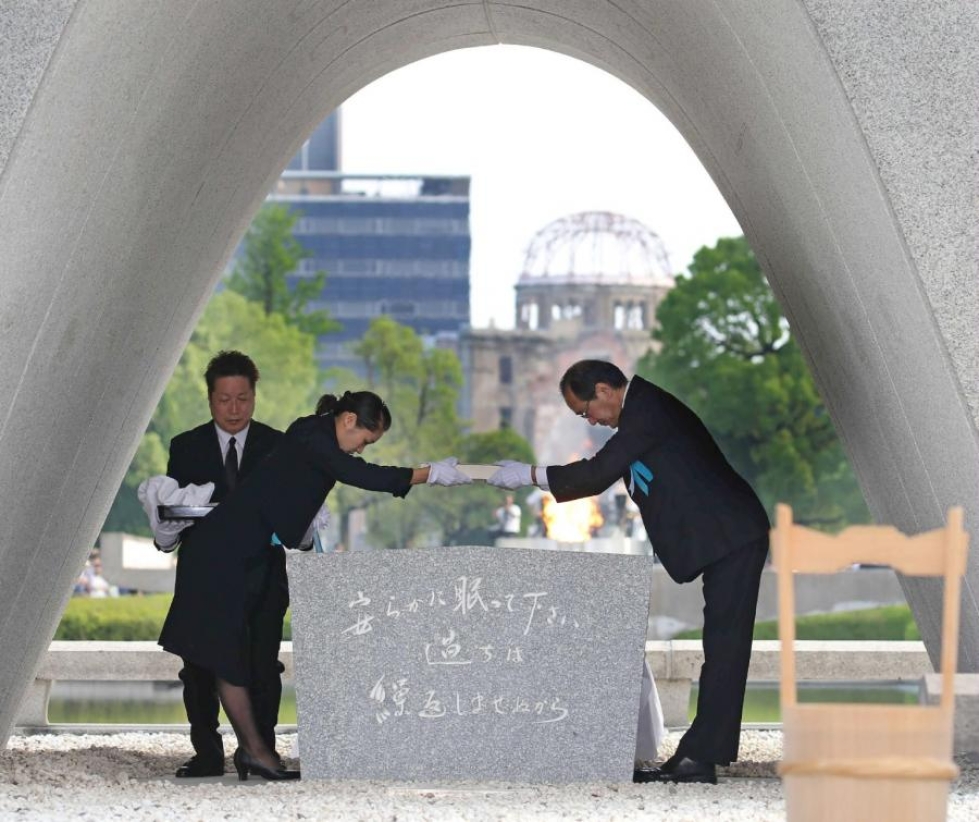 Hiroshiman pormestari Kazumi Matsui (oik.) otti muistotilaisuudessa kantaa ydinaseita vastaan. LEHTIKUVA/AFP