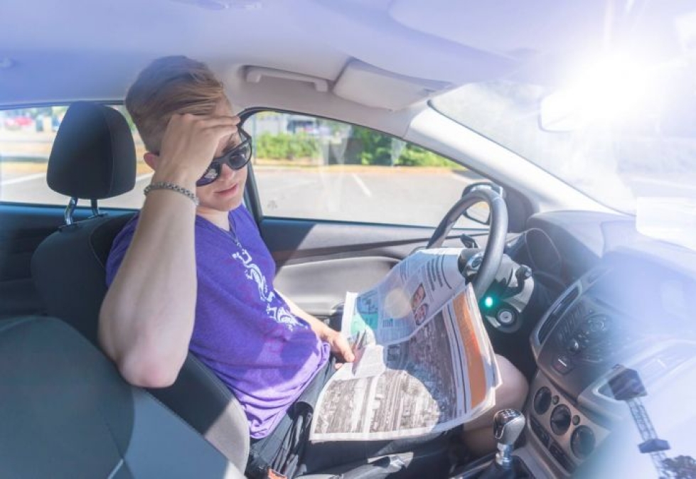 Toimittaja Justus Vento lukitsi itsensä autoon paahtavassa auringonpaisteessa. Otsaa oli pakko pyyhkiä alusta asti.