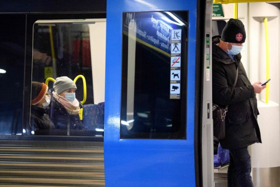 Matkustajia Tukholman metrossa. LEHTIKUVA/AFP