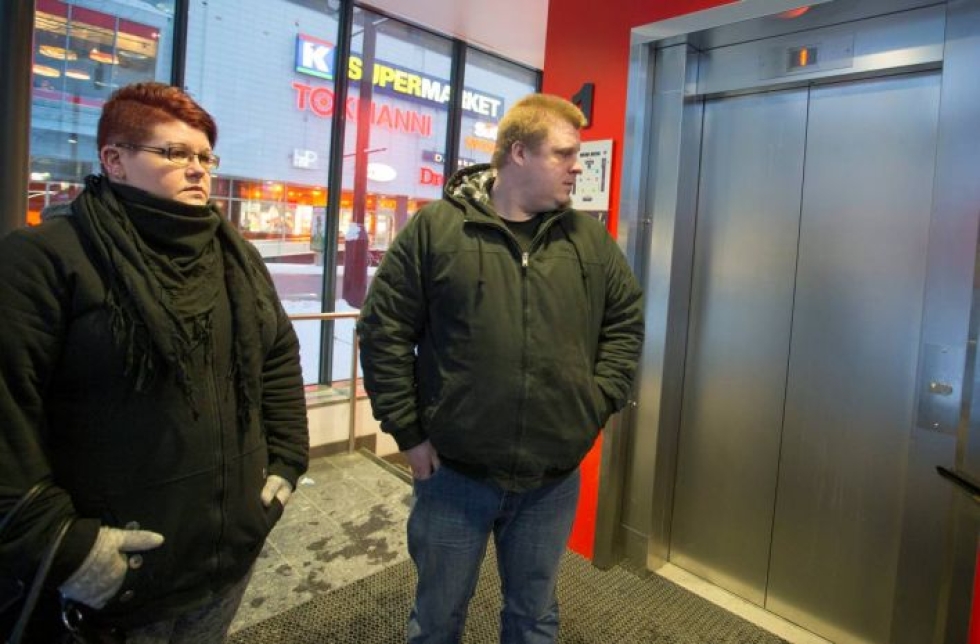 Nilsiäläiset Emilia Puustinen (vas) ja Jari Selkimäki eivät ole törmänneet hissien vikoihin. Selkimäki pitää esitystä maksullisesta avusta järjettömänä, jos se kohdistuisi hissien käyttäjiin.