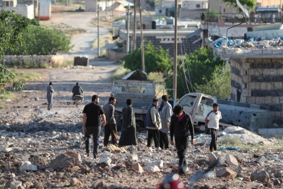 Ihmiset tutkailivat maanantaina Idlibissä viikonlopun iskujen vahinkoja. Venäjän kerrottiin tehneen alueelle ilmaiskuja, joita edelsivät Syyrian hallinnon joukkojen pommitukset. LEHTIKUVA/AFP
