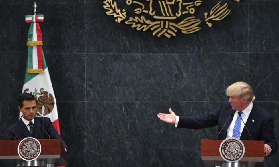Meksikon presidentti Enrique Pena Nieto ja Yhdysvaltain republikaanien presidenttiehdokas Donald Trump tulivat tapaamisensa jälkeen median eteen yhteisessä tiedotustilaisuudessa. LEHTIKUVA/AFP