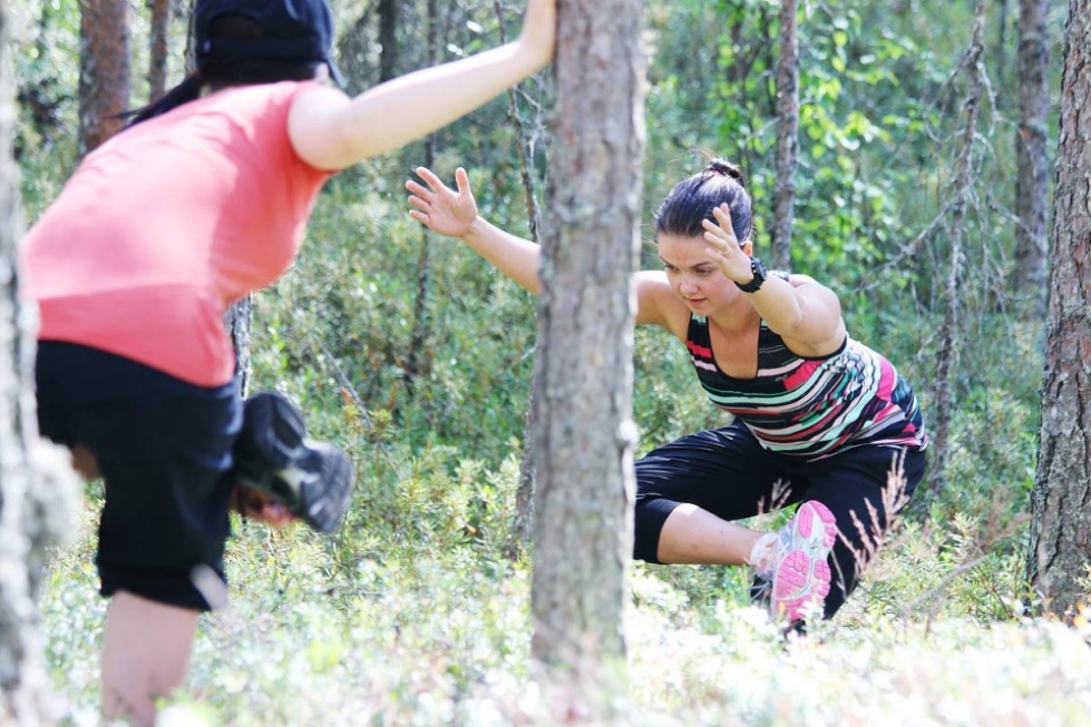Metsäjoogassa käytetään apuna puita, mutta kokenut joogaaja säilyttää tasapainon ilmankin, Anni Koskeli näyttää.