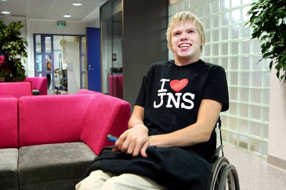 Samu Niemeläinen kannustaa muita vammaisia vaalimaan oikeuksiaan.