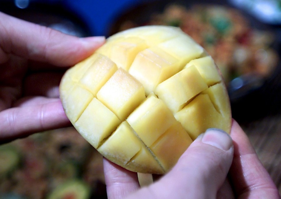Mangon voi viipaloida kätevästi kuoressaan.