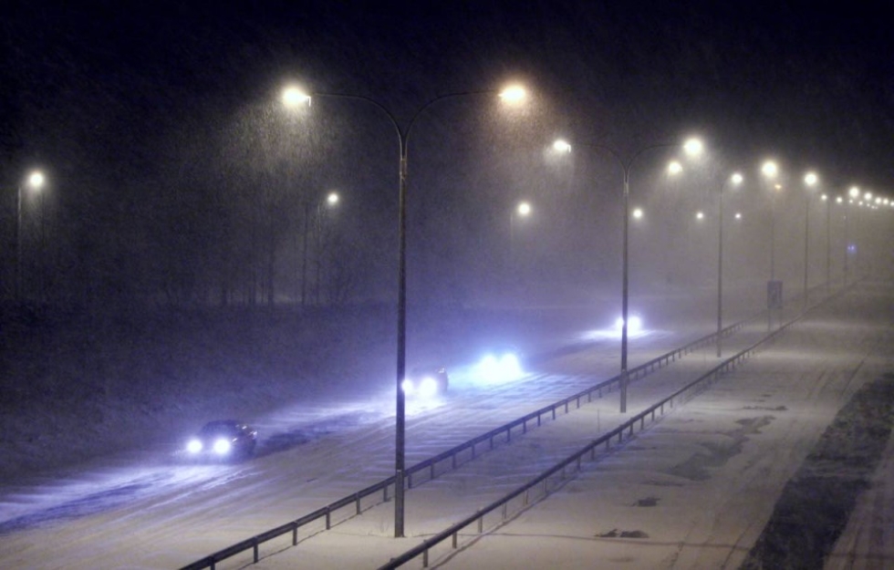 Lumimyräkkä vaikeutti tieliikennettä sunnuntaina Kuopiontiellä lähellä Ylämyllyä samoin kuin monin paikoin muuallakin Pohjois-Karjalassa ja Suomessa.