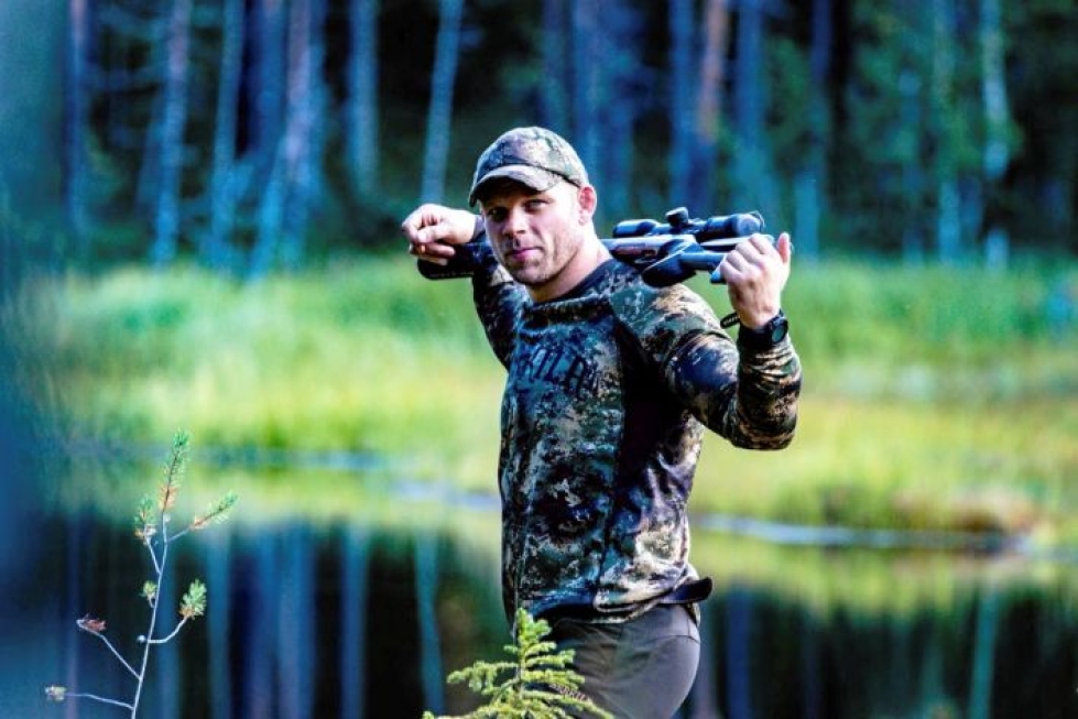Rami Hietaniemi harrastaa metsästystä monipuolisesti. Kädessä pysyy yhtä lailla kivääri kuin haulikko.